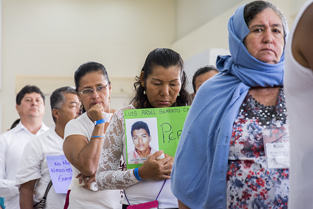 Luego de decadas sin saber de sus familiares, parientes reciben los restos de sus hijos, hermanos, padres, hermanas. Restrepo meta