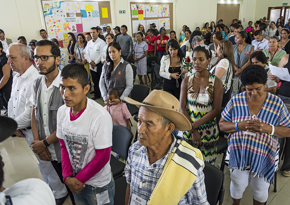 Luego de decadas sin saber de sus familiares, parientes reciben los restos de sus hijos, hermanos, padres, hermanas. Restrepo meta