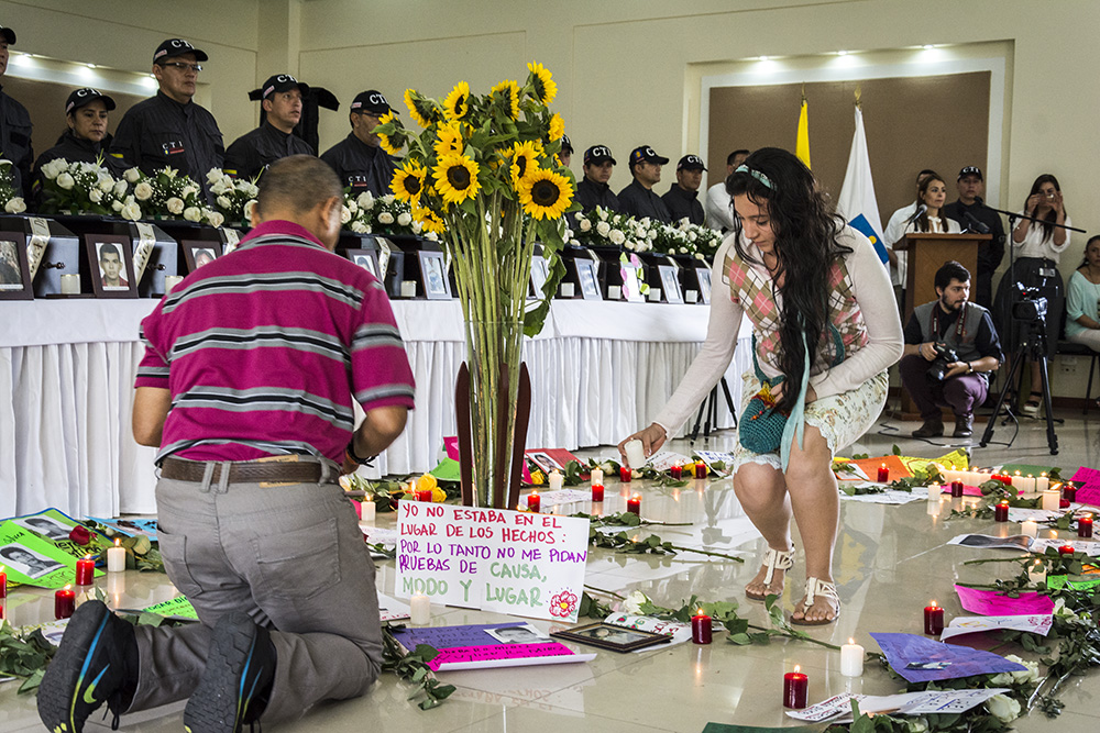 familiares encienden luces a sus parientes