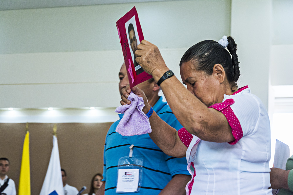 Luego de decadas sin saber de sus familiares, parientes reciben los restos de sus hijos, hermanos, padres, hermanas. Restrepo meta